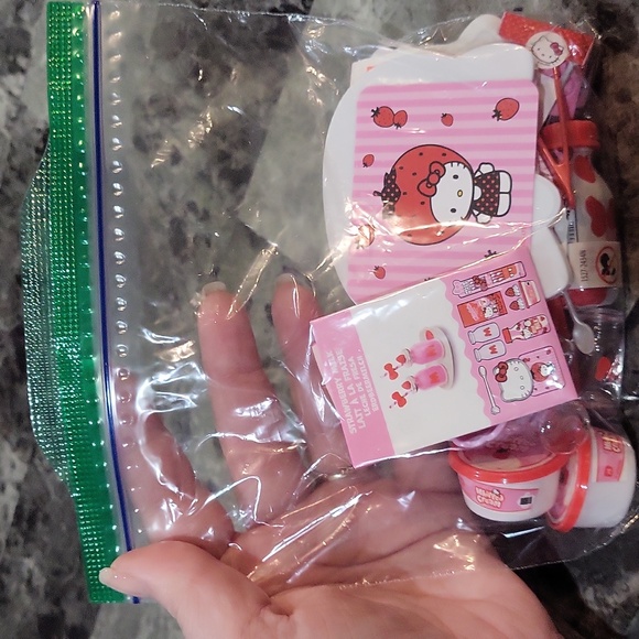 Miniverse Make It Mini Hello Kitty Strawberry Milk - Picture 5 of 6
